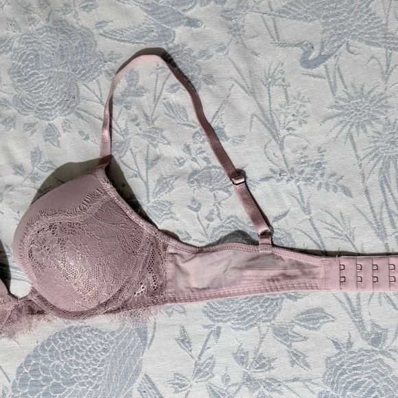 Victoria’s Secret Bombshell Lace Plunge Push-up Bra in Pastel Lavender / Lilac - Picture 4 of 5